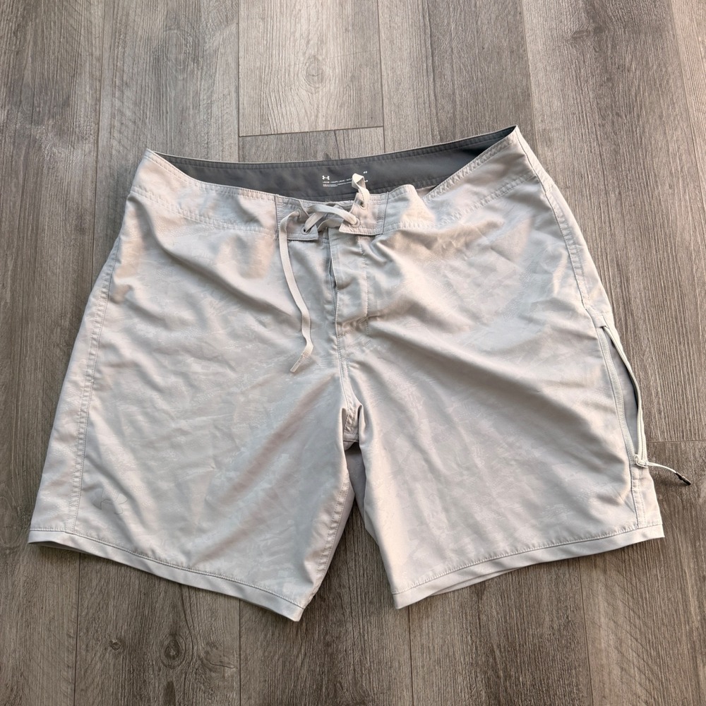 Under Armour HeatGear Mens 40 Loose Gray Camo Board Shorts Side Zip Drawstring